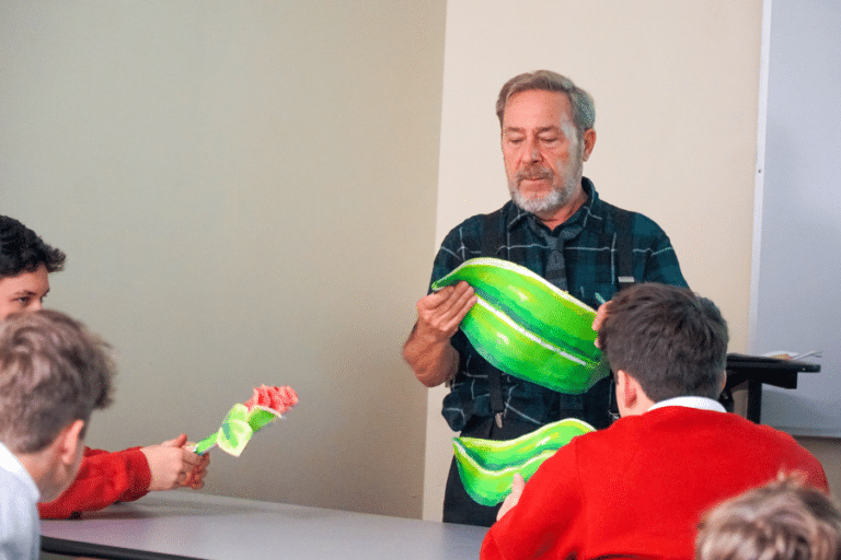 Brother Martin Alumnus and Royal Painter Edward Cox Visits Crusader Art Class